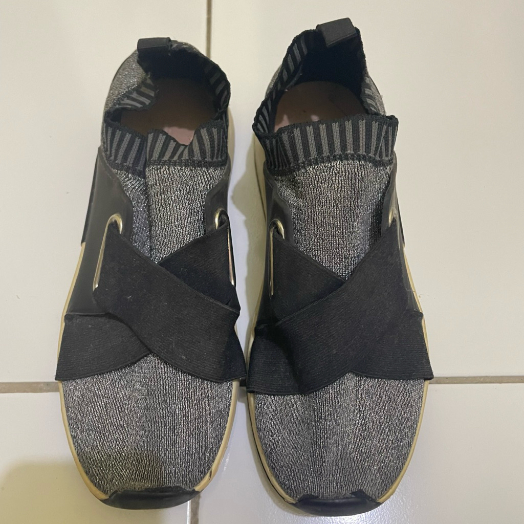 preloved sepatu stradivarius wanita