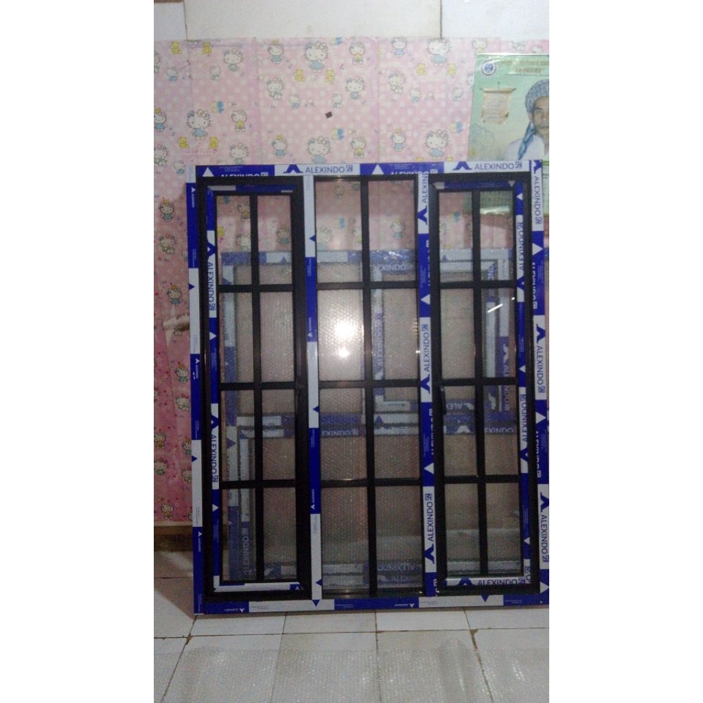 kusen jendela aluminium bahan alexindo pakai ornamen dabel 3 daun bagian bawah tengah kaca mati.ukur