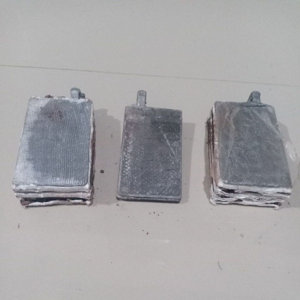 sel aki kering positif dan negatif