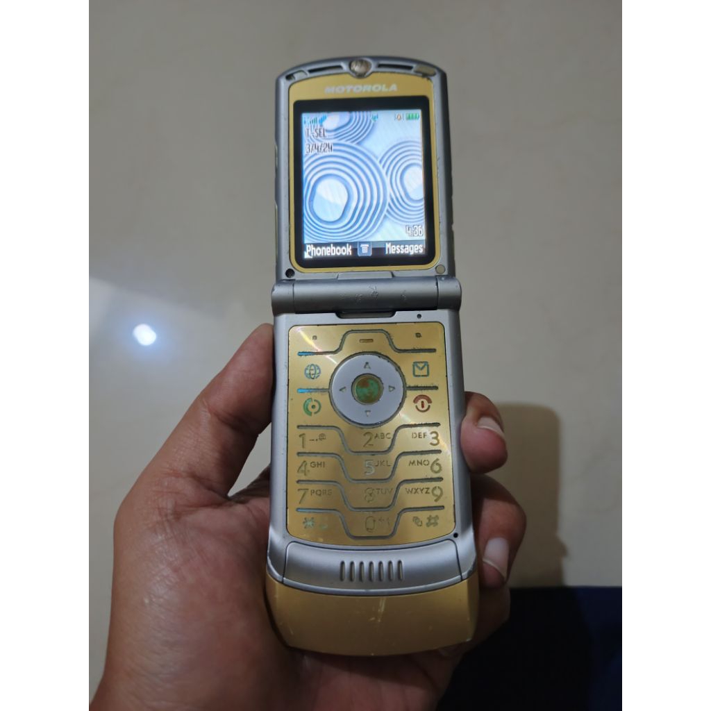 Motorola V3 i Dolce Gabbana Gold Emas Flip Nyala Normal Original Mulus Unik Antik Speaker Bass Stere