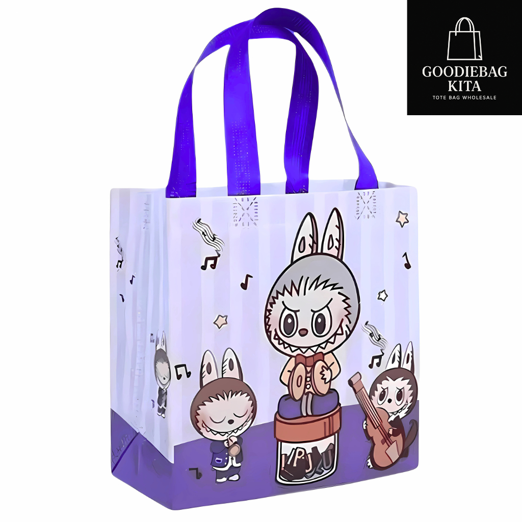 

Tas Souvenir Ulang Tahun Goodie Bag Karakter Labubu 23x22x11 Bingkisan Kantong Snack / Tas Labubu