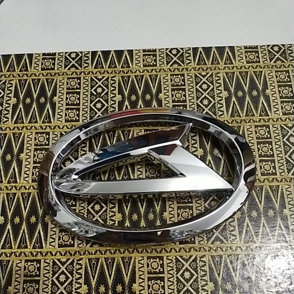 emblem logo gril depan Sigra original