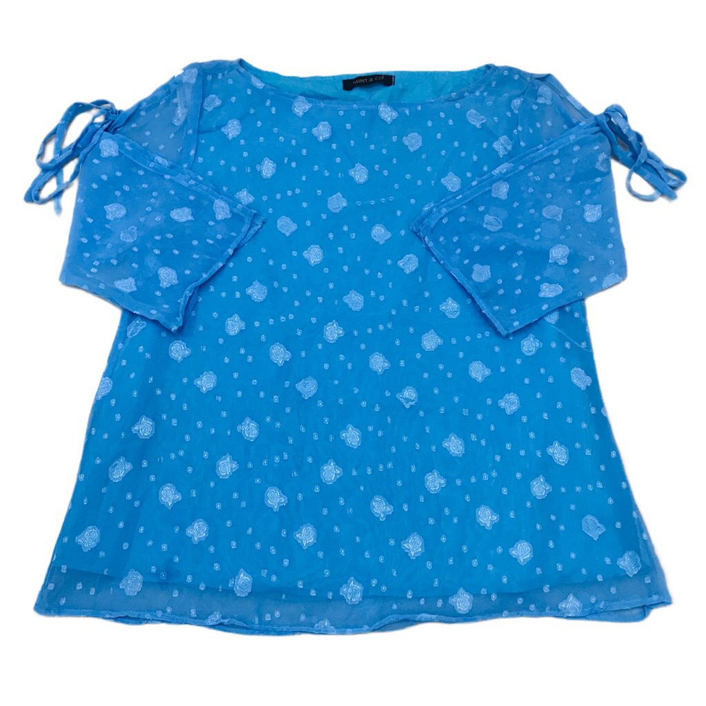 Blouse Sifon Motif Bunga Cold Shoulder Biru Wanita