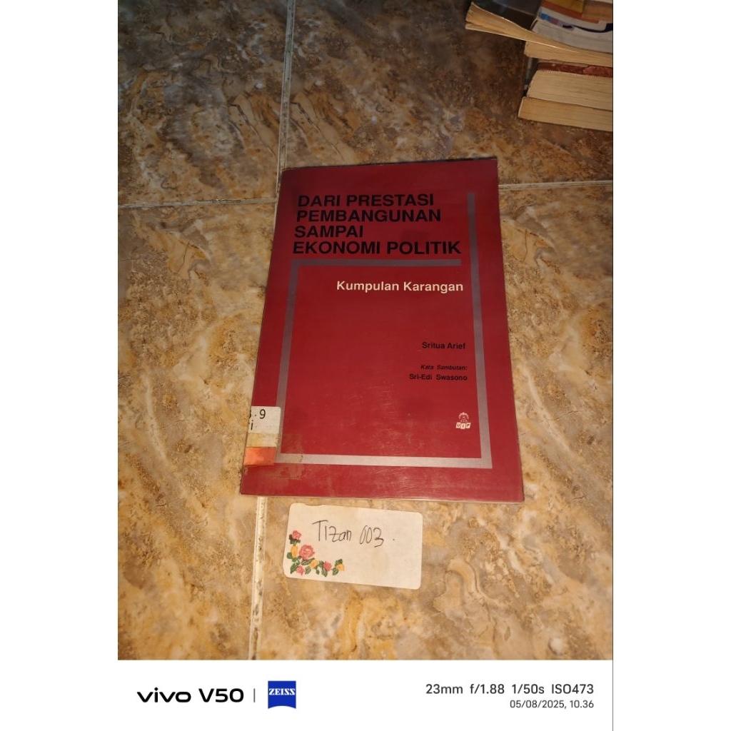 Buku Dari prestasi pembangunan sampai ekonomi politik kumpulan karangan
