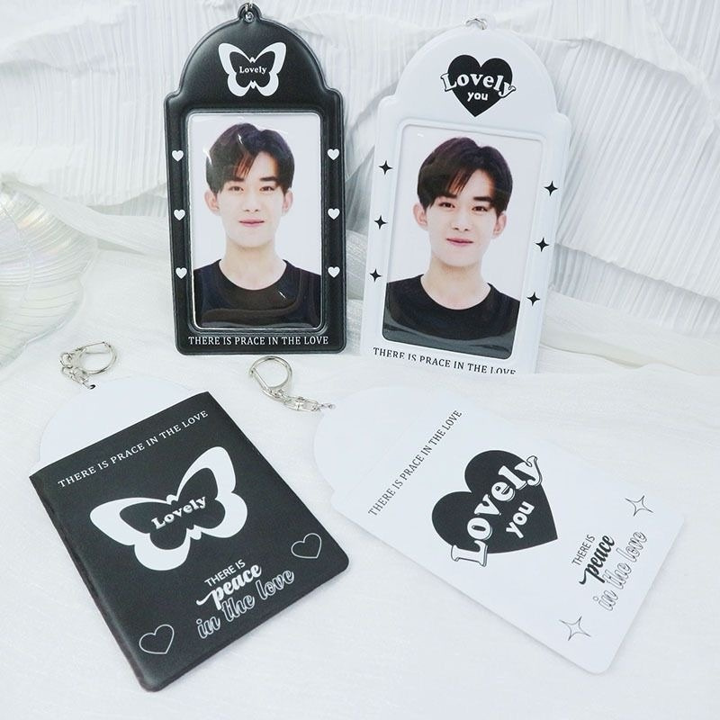 

【READY STOCK】 Gantungan Kunci Photocard Kpop - 3 Inch/2R Desain Y2K Hitam Putih Sarung Kartu Idol Card Holde Motif Kupukupu (BTS, BLACKPINK, NEWJEANS) | LANGSUNG KIRIM