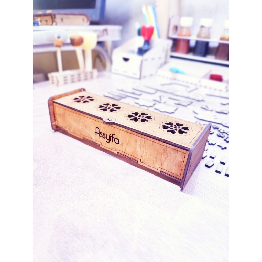 

kotak pensil kostum nama