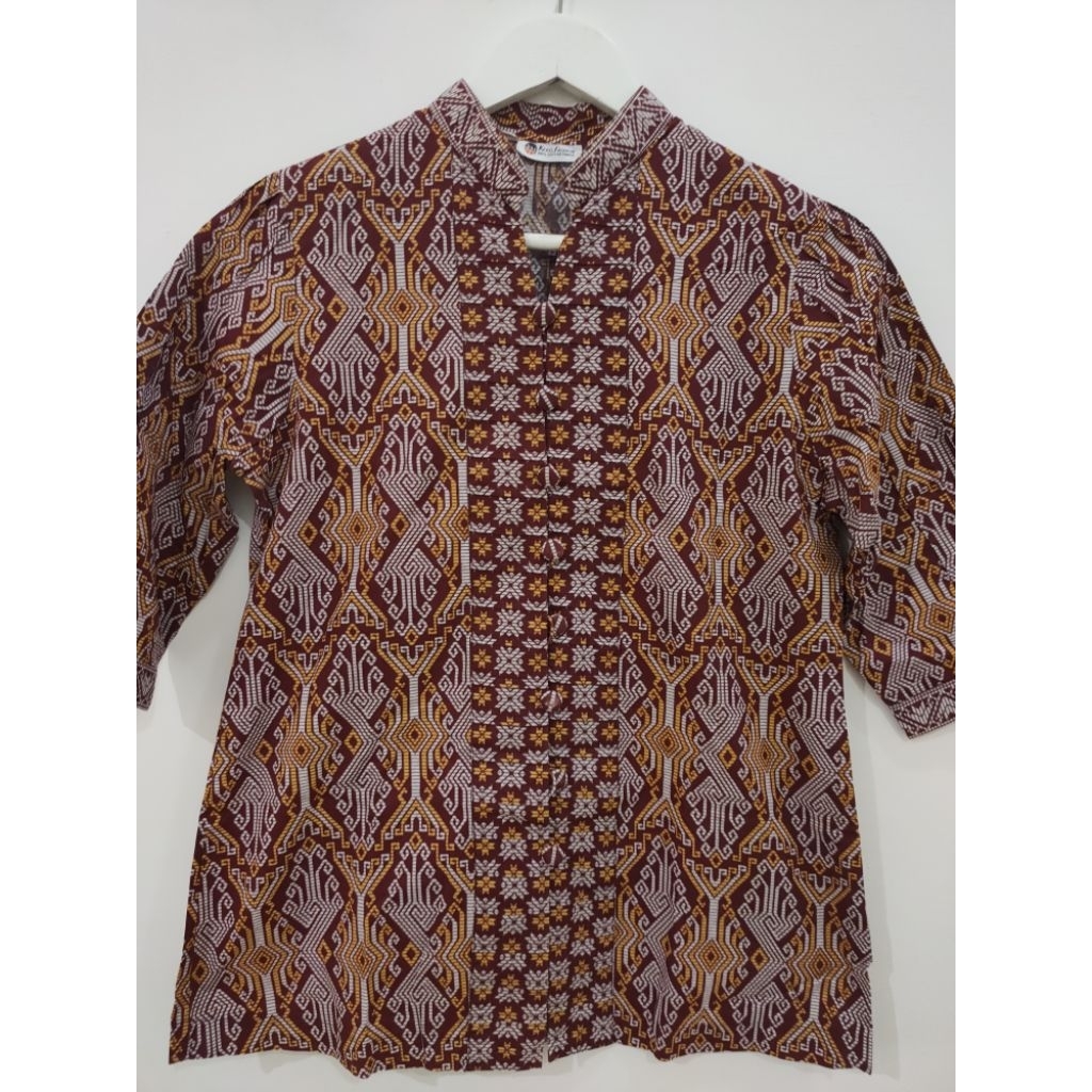 Baju batik kemeja wanita dari Keris fashion preloved dengan kondisi sangat baik seperti baru.
