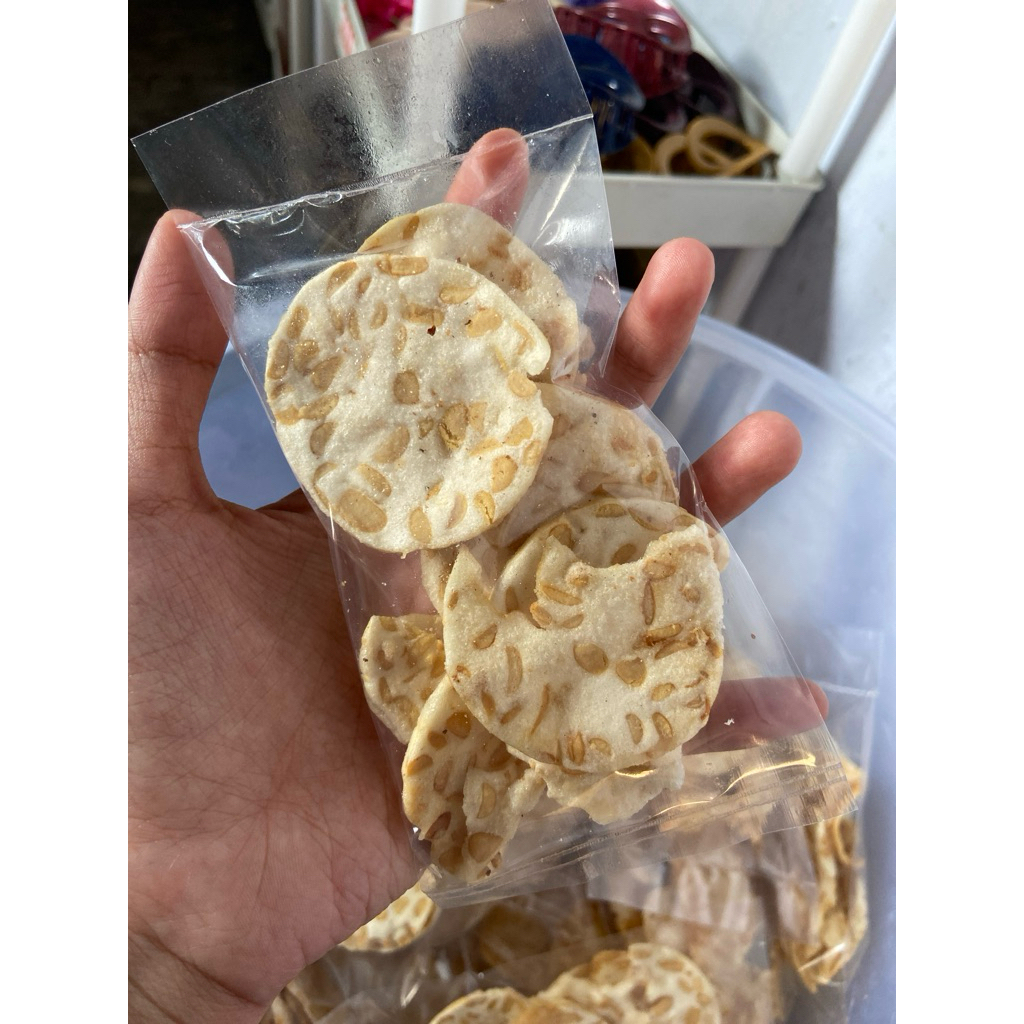 

keripik tempe sagu 1pcs Rp.1000(beli 10 dpt 12 pcs)