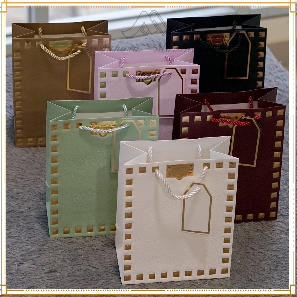 

[PREMIUM] Paper Bag Emboss Motif Kotak Emas Shopping Bag Tas Hadiah Hampers Goodie Bag Tas Souvenir Serbaguna