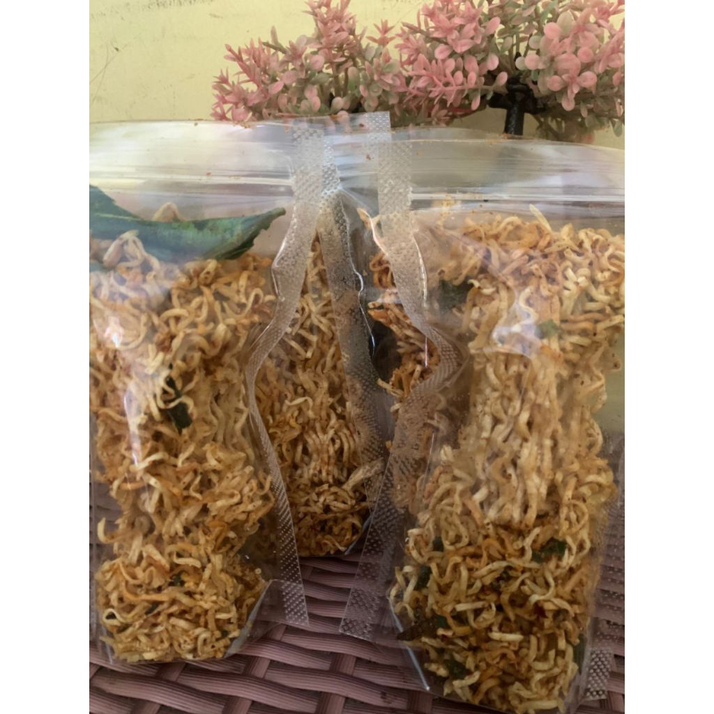 

MIE KERING/MIE KEREMES PEDAS BUMBU MELIMPAH PEDAS DAUN JERUK kemasan pouch 100gr