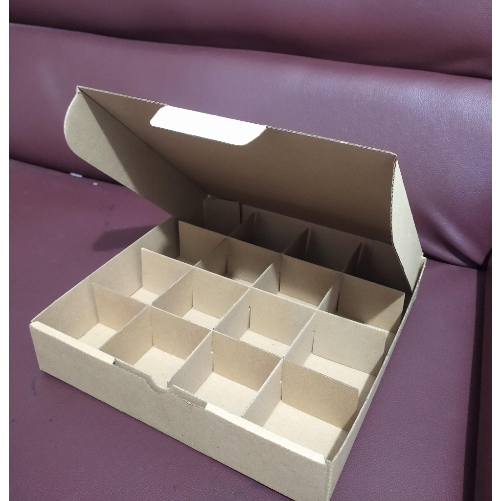 

kardus box pizza / diecut uk 20x20x5 PLUS SEKAT ISI 16 KOTAK