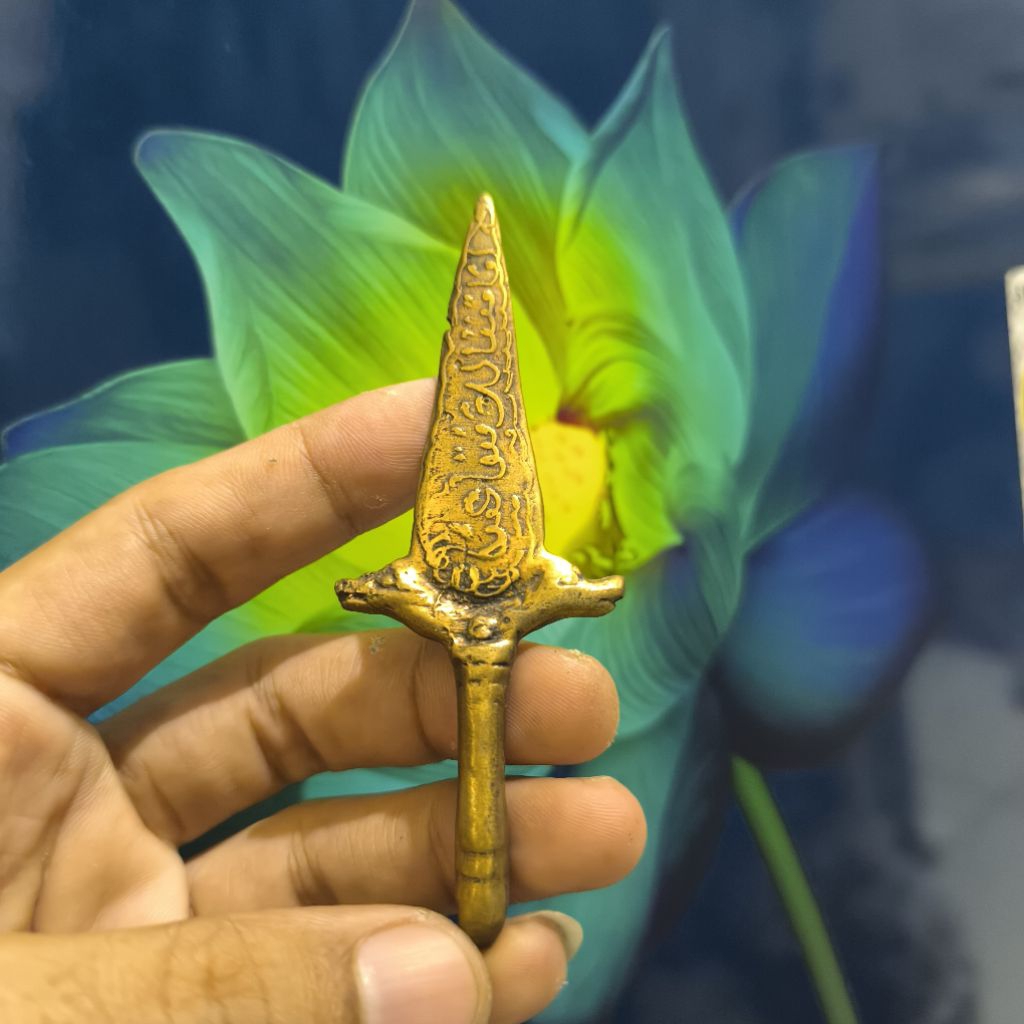 Koleksi sovenir nogo kembar kuningan