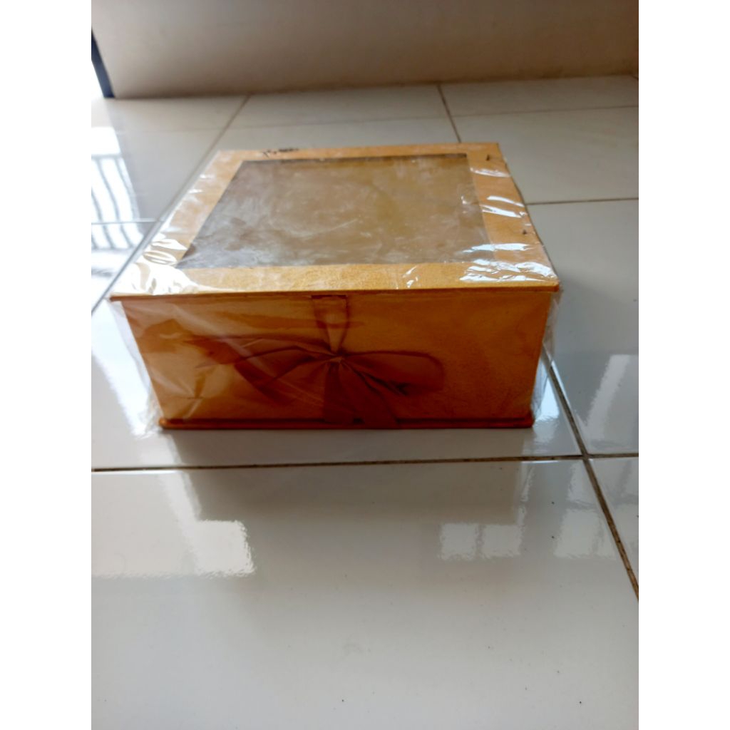 

box kue tutup tengah mika 26 x 26 x 10 cm kuning