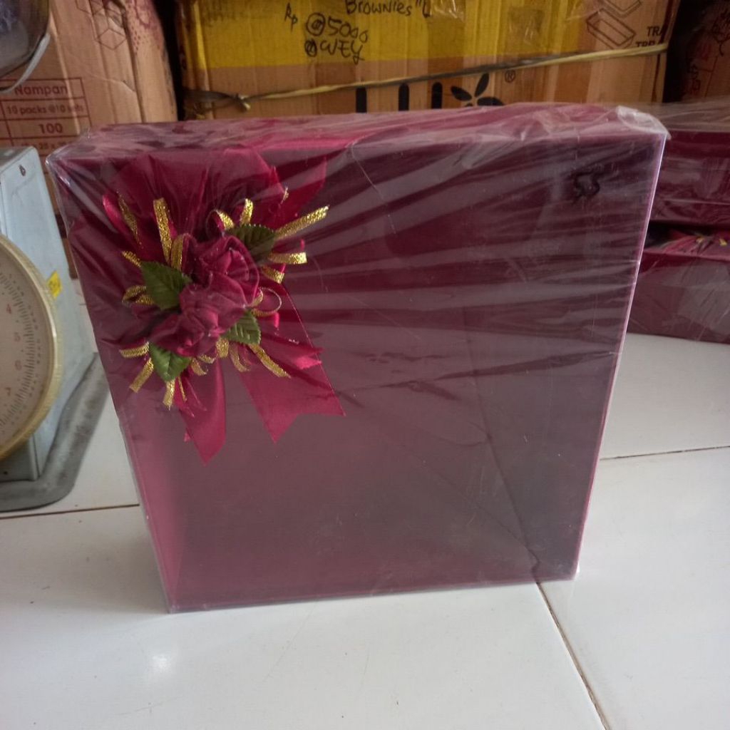 

box kue press mika merah maron 25 x 25 x 8 cm