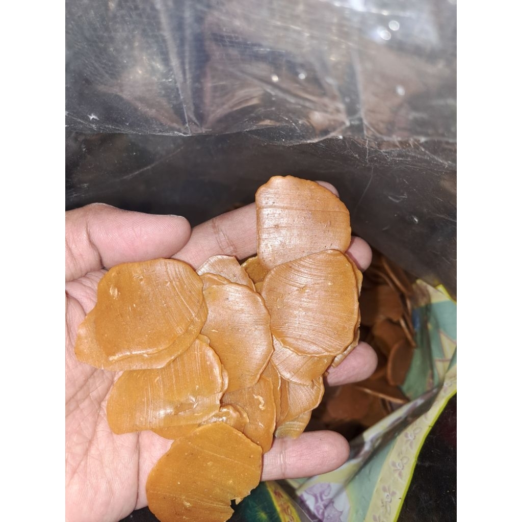 

Kerupuk rasa terasi Liontin - Krecek kerupuk terasi - Kerupuk mentah rasa terasi Liontin