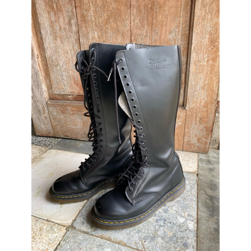 [PRELOVED] Dr Martens ORIGINAL DR MARTENS boot 20 lubang