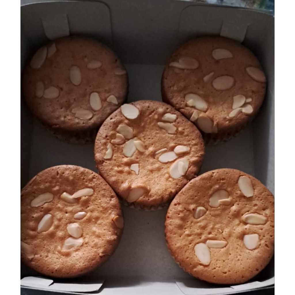 

BOLU Almond mini Home made (diameter 8-10cm)1 kotak isi 5.