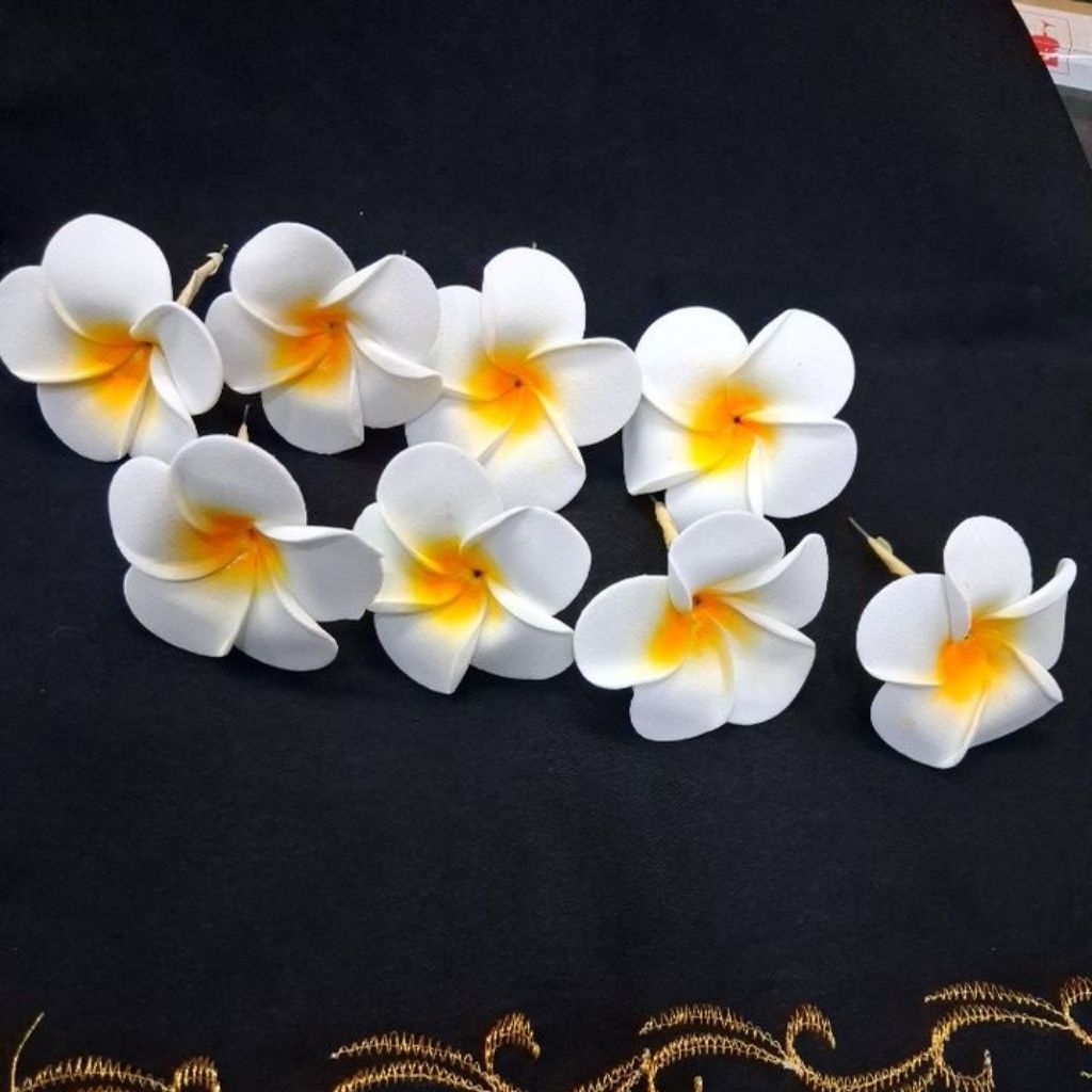 Tusuk bunga kamboja bijian