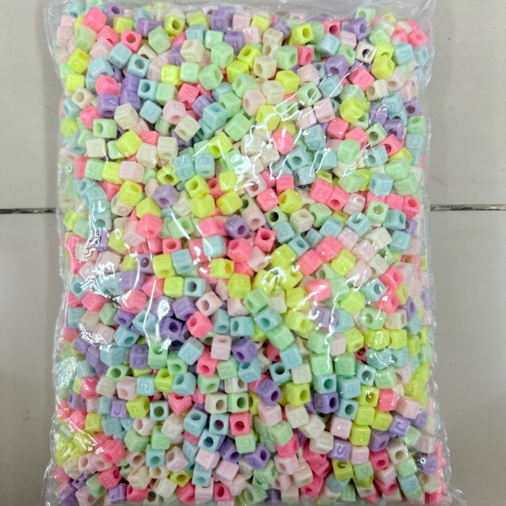 1 Pon Manik Manik Pastel Huruf Kotak