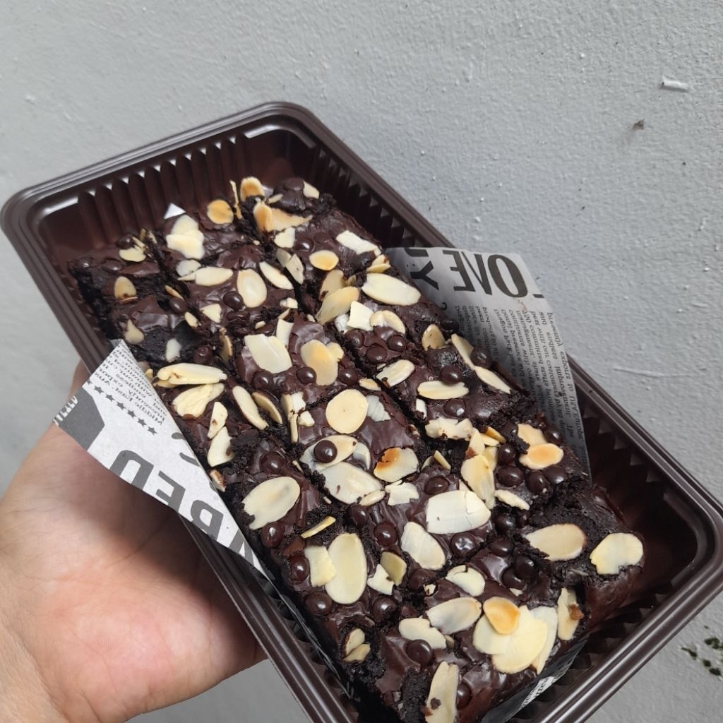 

Brownies panggang Size 20×10 Almod chocochip