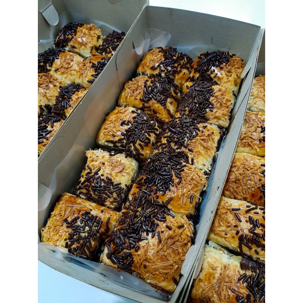 

BOLEN PISANG COKLAT KEJU 1BOX 10PCS