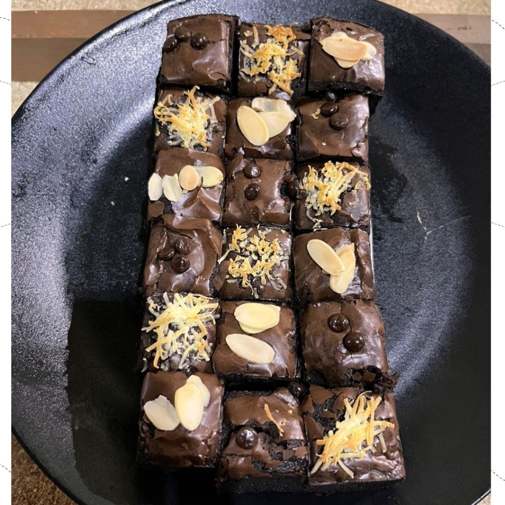 

Fudgy Brownies Panggang Dark Chocolate ukuran 20x10 Isi 18 Sekat