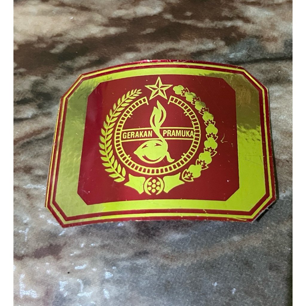 Tanda Topi Pramuka kuningan lengkung