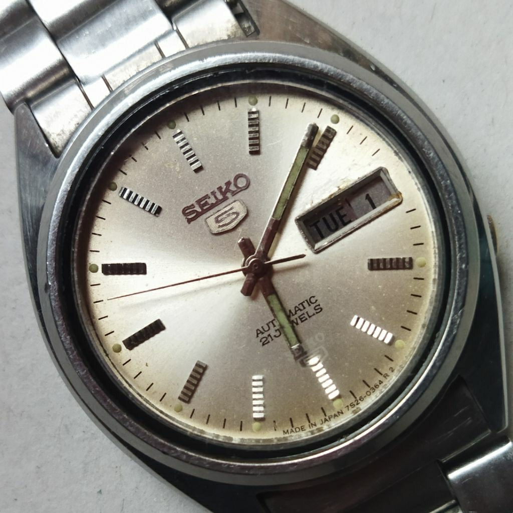 Jam tangan pria Seiko 5 otomatis