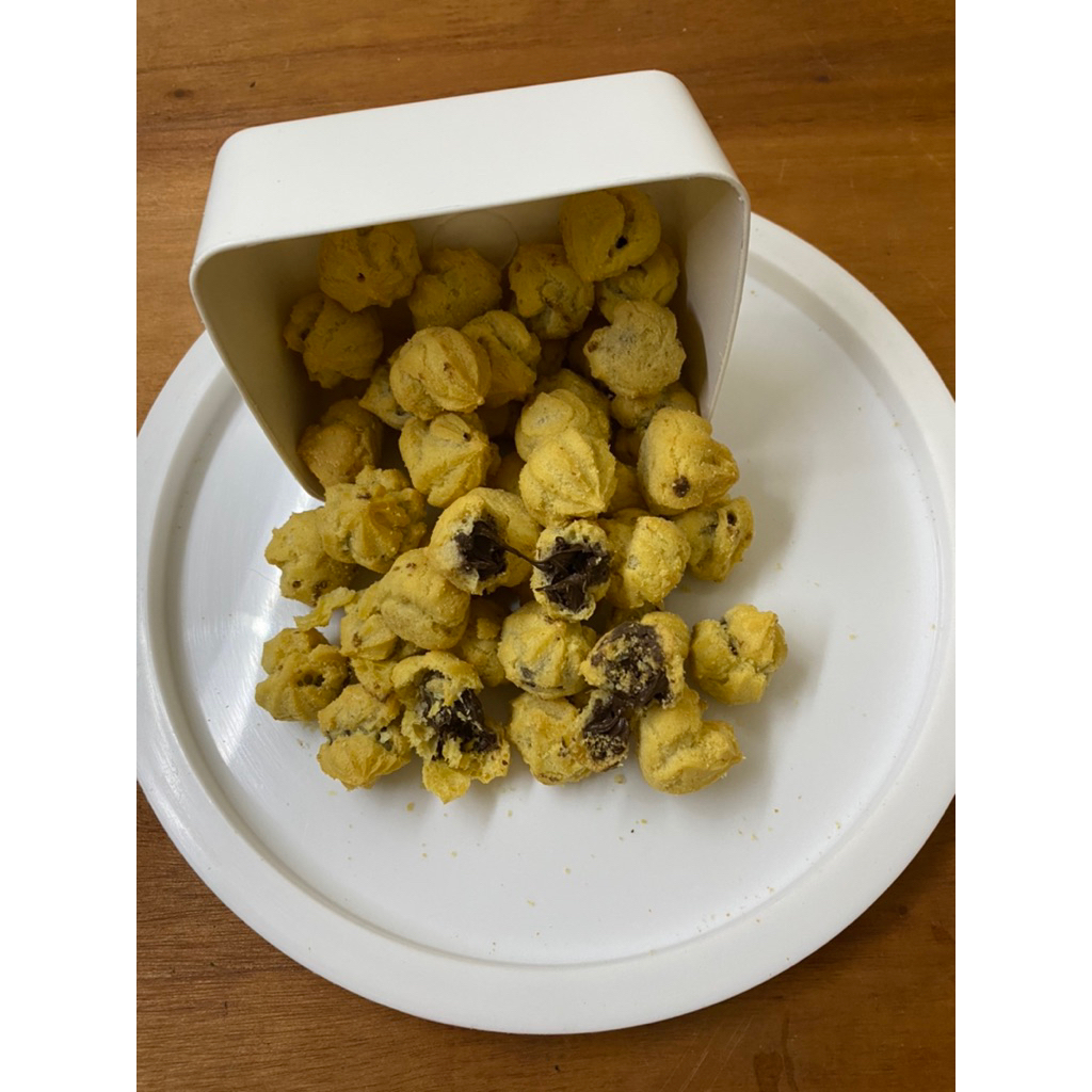 

kue soes coklat lumer manis lembut renyah snack camilan oleholeh