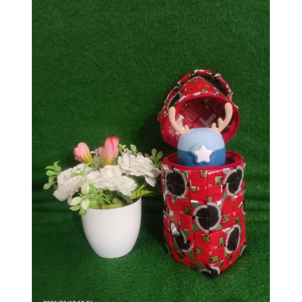 kerajinan tangan, tempat botol minum dari bungkus kopi.