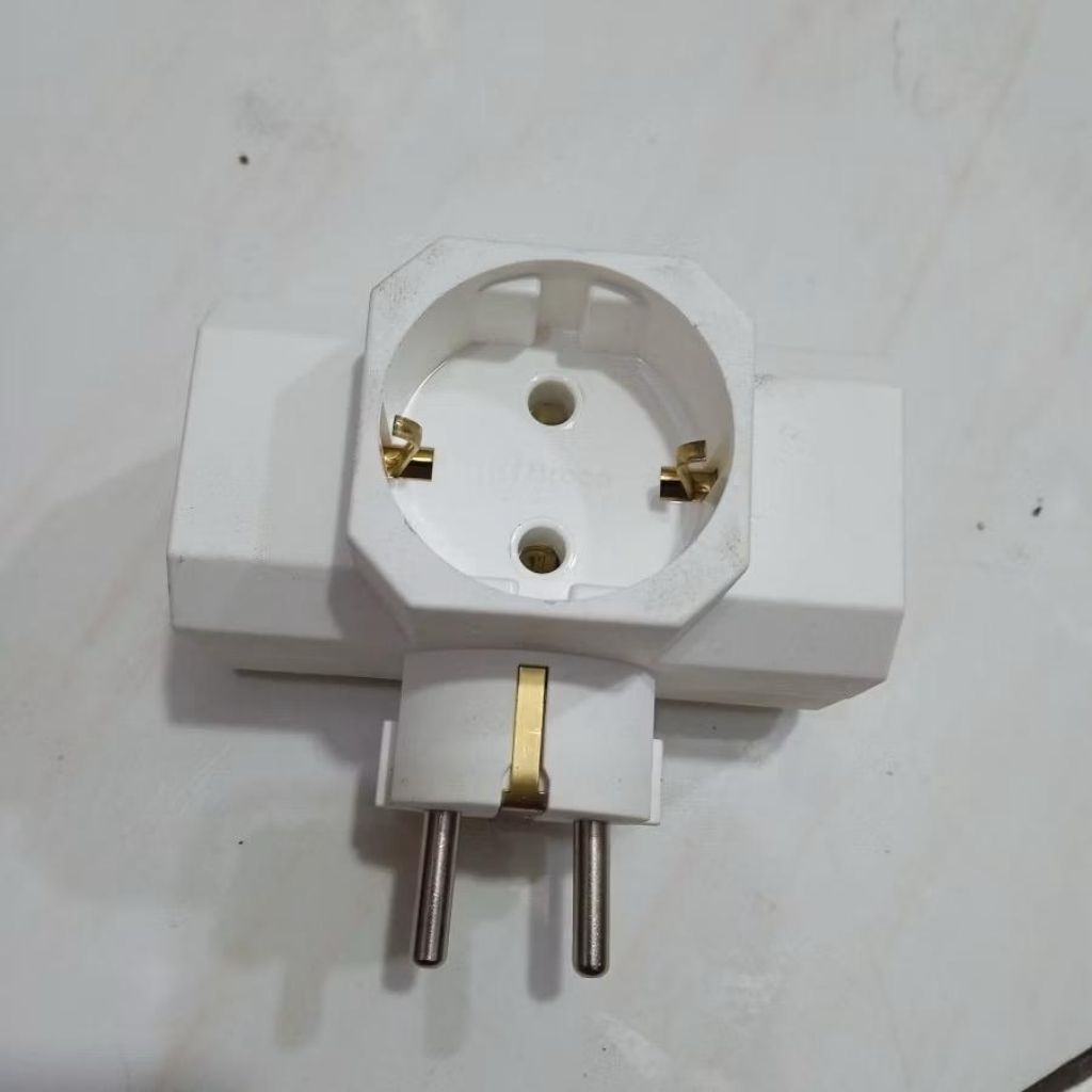 Steker T-Arde Broco Putih (13830) Colokan T Arde 2P cabang kaki 3