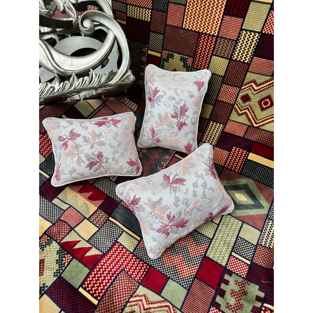 bantal sofa balik bludru BW mix manik ungu salem