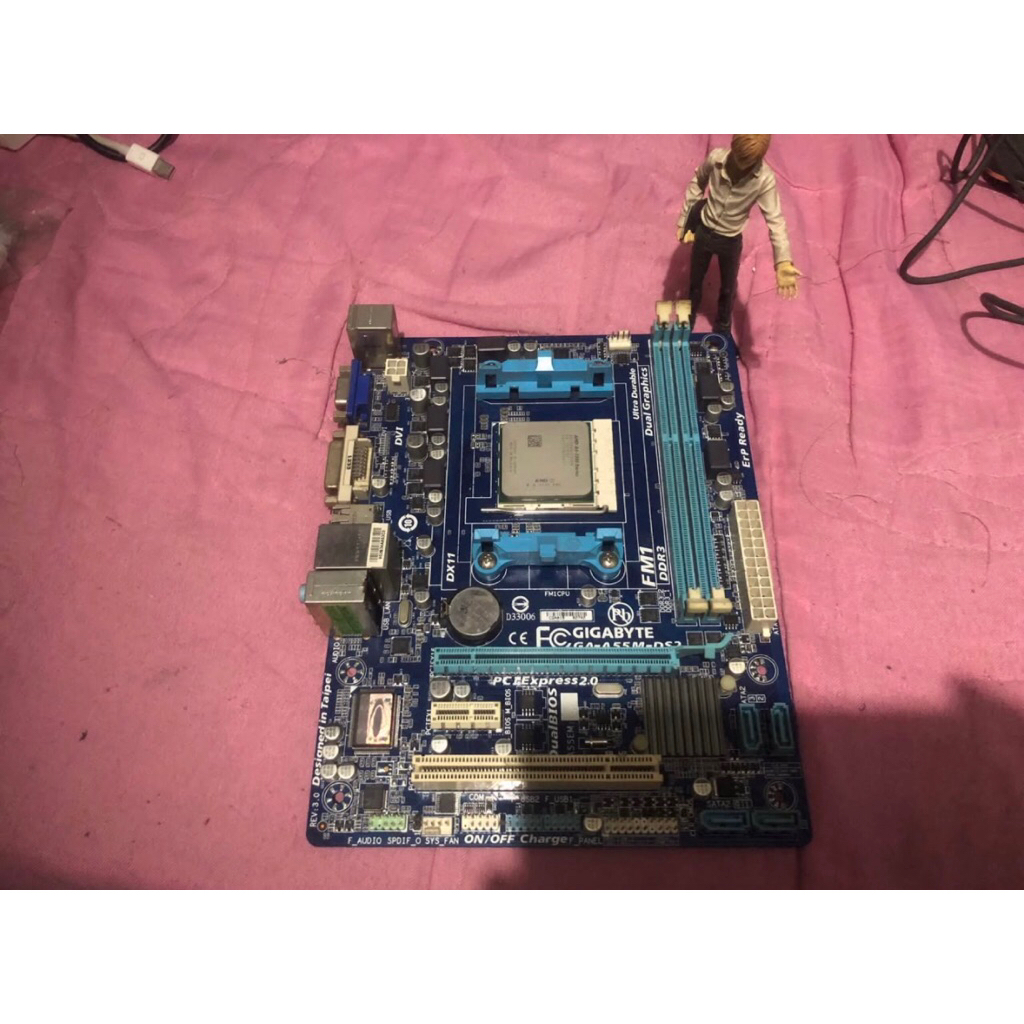 Mobo FM1 Gigabyte GA-A55M-DS2 + Proc AMD A4-3300 + ram DDR3 4GB + HSF