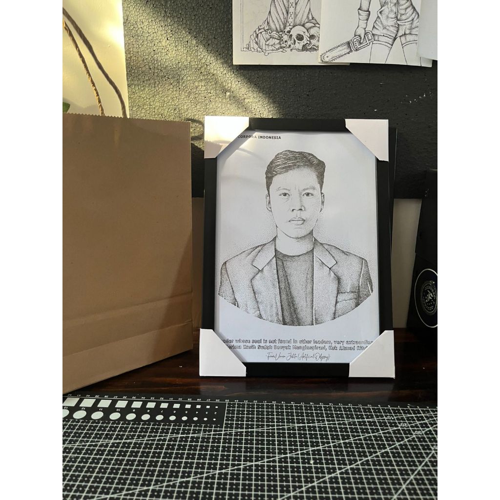 

Ilustrasi Custom Sketsa Wajah - Gambar Hitam Putih Bergaya Pointilism dari Foto