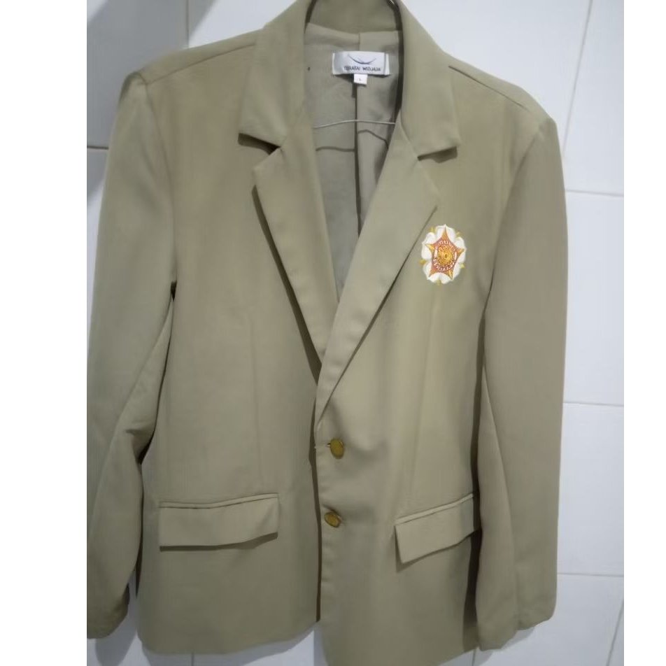 ALMAMATER UGM LIMITED EDITION 2023 ORIGINAL DARI UGM LANGSUNG UKURAN L LIKE NEW