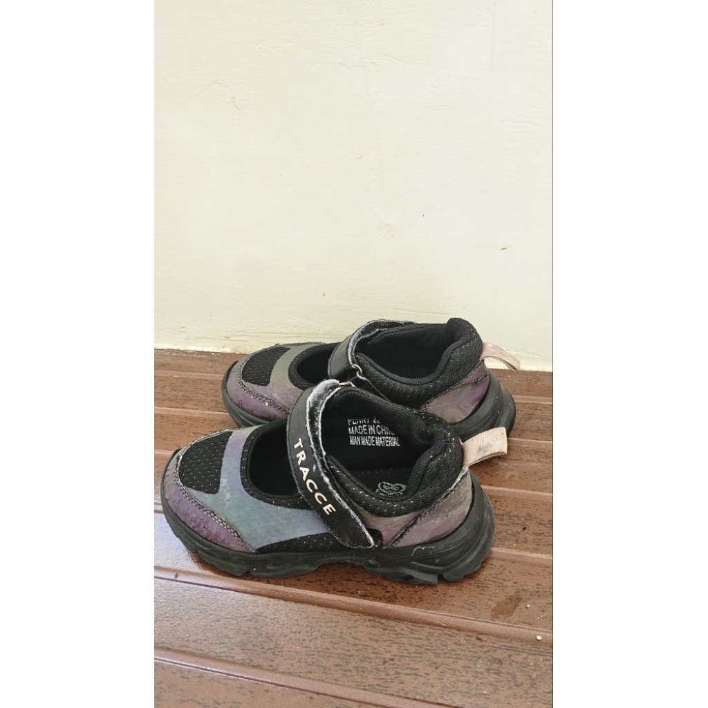 tracce sepatu anak