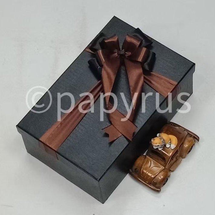 

PAPYRUS 17,5x27,5 Tinggi 10cm Kotak Kado Gift Box Hardbox Hampers V1