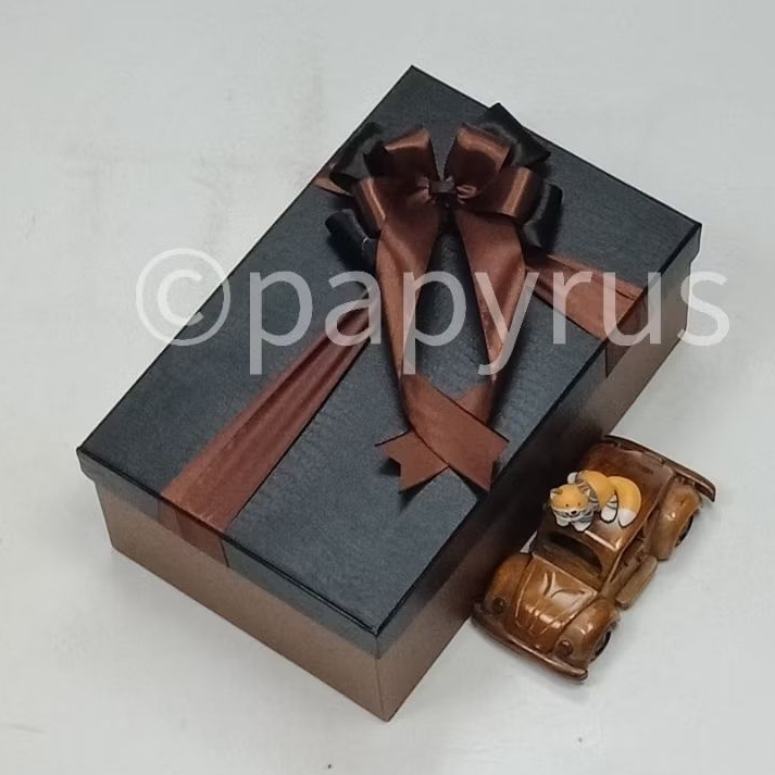 

PAPYRUS Kombinasi 17,5x27,5 Tinggi 10cm Kotak Kado Gift Box Hardbox Hampers V1
