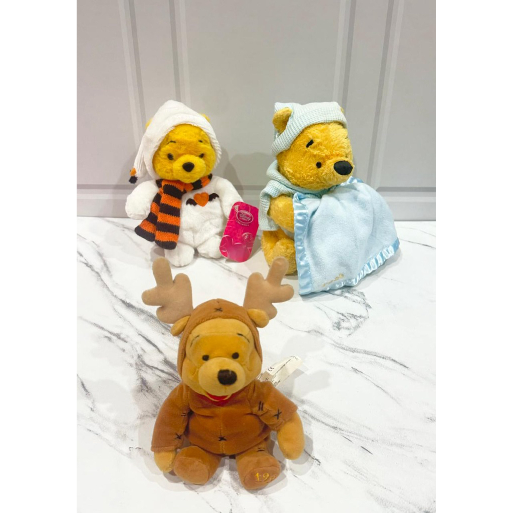 Boneka Plushie Pooh Bawa Selimut Baju Bobo Gund, Pooh Kostum Hantu Halloween Disney Store & Kostum R