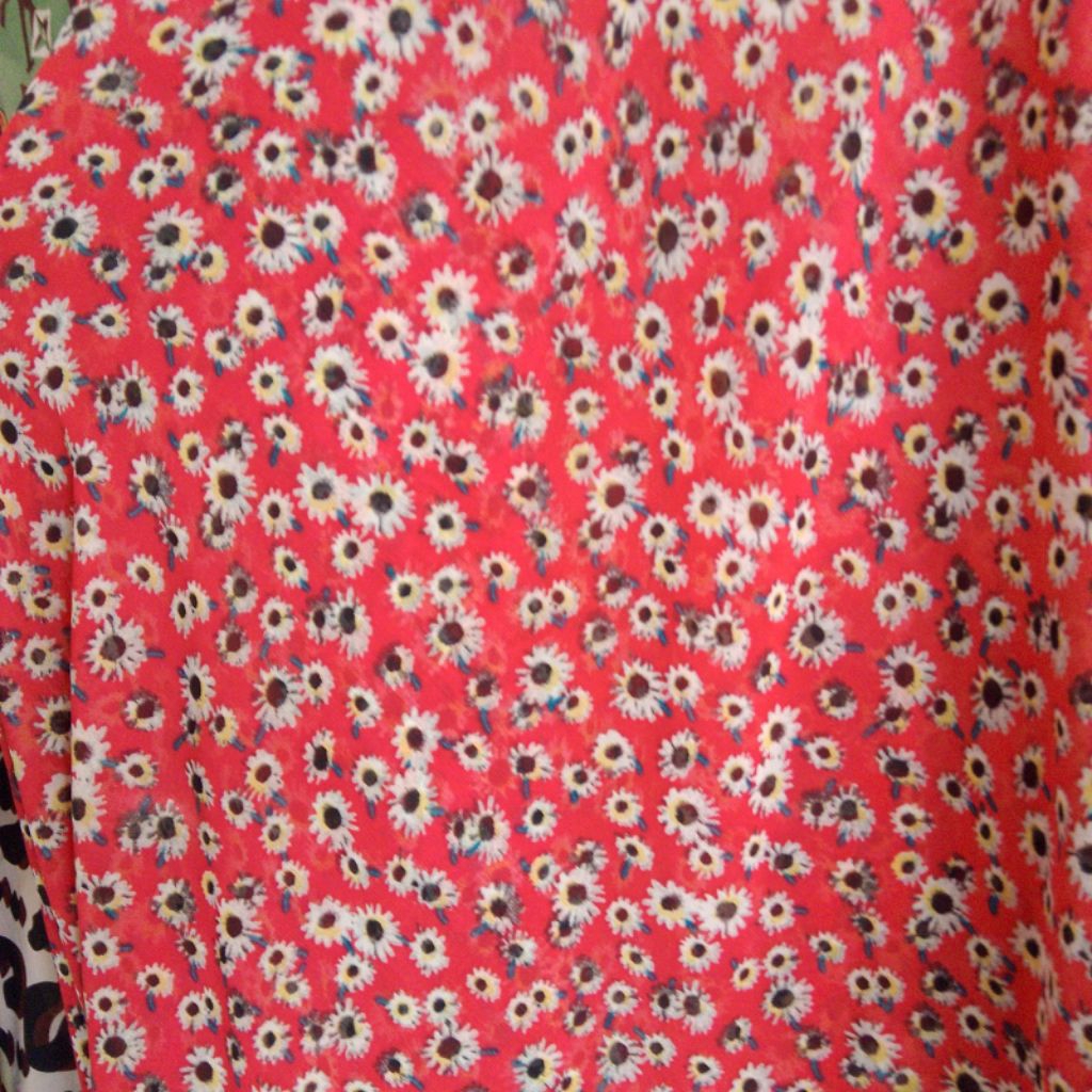 Kain Ceruty Babydoll Motif Bunga Daisy Merah – Bahan Hijab & Dress (Harga Kain Per½ Meter)