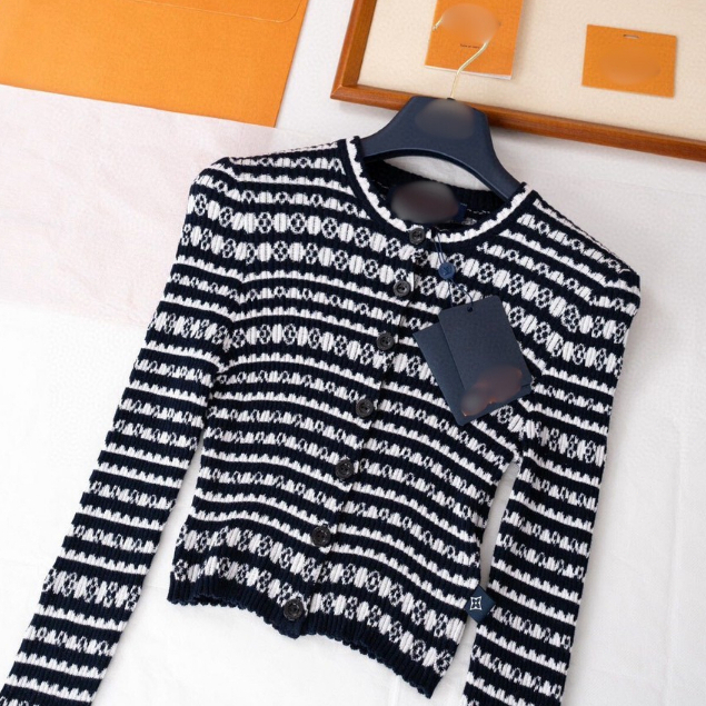 Cardigan Rajut Wanita Motif Garis Geometris dengan Desain Elegan dan Modis, Bahan Tipis Elastis Nyam