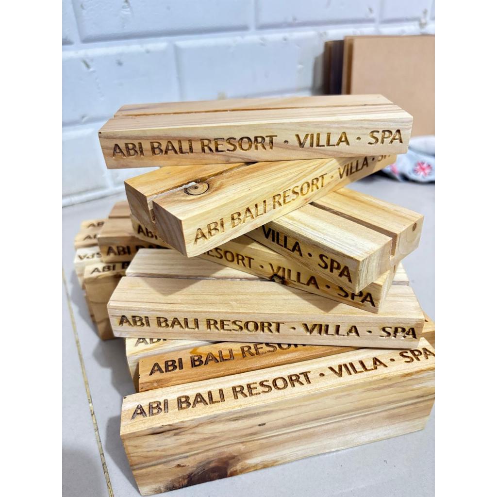 

Tatakan Kayu Stand Akrilik Finishing Rapi Produk Ready Stok