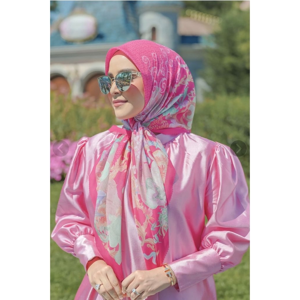 Buttonscarves The Wonderland-Raspberry As is (New)