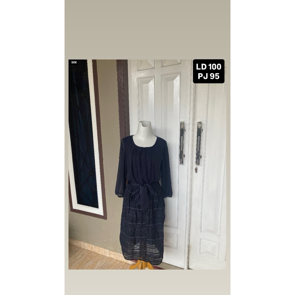 6. Dress hitam polos lengan panjang