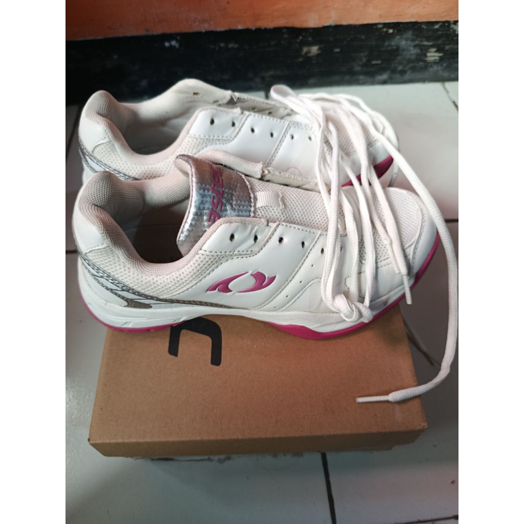 Preloved Sepatu Badminton Ori Sport Station