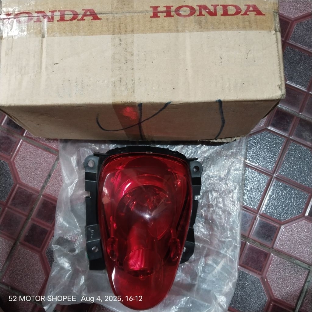 stoplamp assy lampu belakang scoopy karbu KYT original ahm