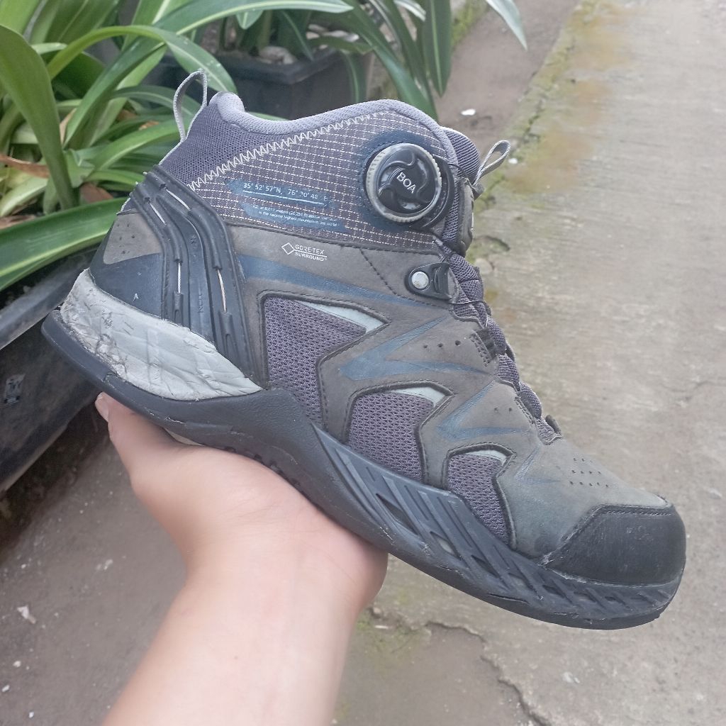 Sepatu Gunung unisex Low Second Size 43 warna pekat