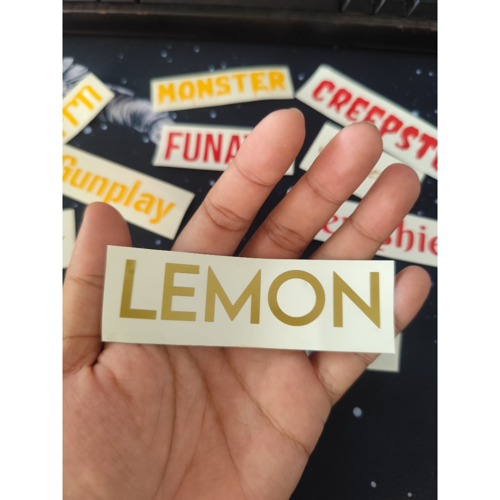 

Sticker nama custom-Sticker Cutting Custom Nama anak Logo Sticker Mobil Ukuran XS dan S