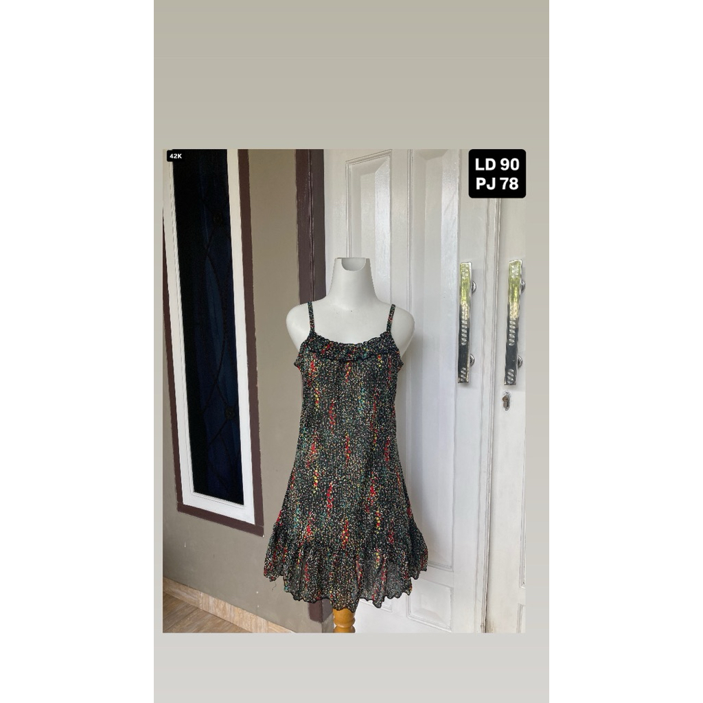 11. Dress lengan pendek dan tali satu