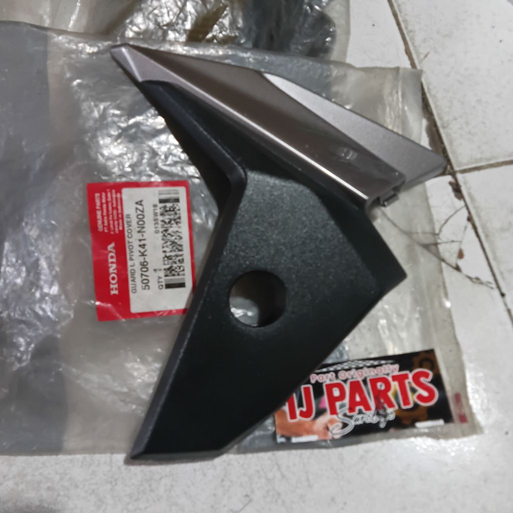 50706 K41 N00ZA COVER DUDUKAN FOOTSTEP BELAKANG SUPRA X125 Fi KIRI ORIGINAL AHM